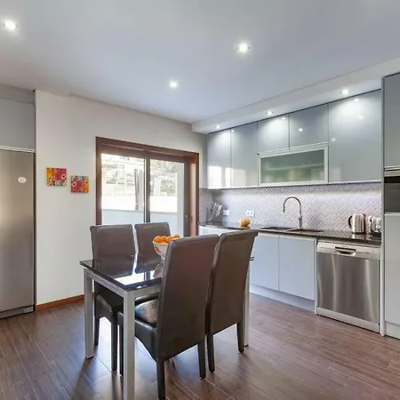 Private Modern Home, Fully Equipped 7kms To Centre بيت للعطل *