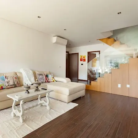 Private Modern Home, Fully Equipped 7kms To Centre بيت للعطل