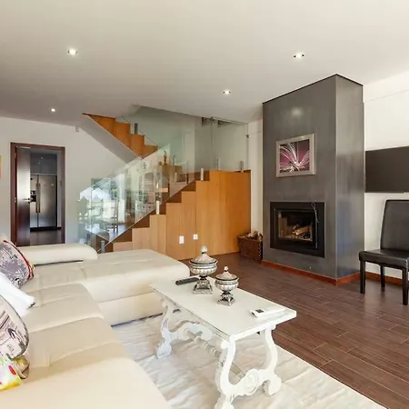 Private Modern Home, Fully Equipped 7kms To Centre